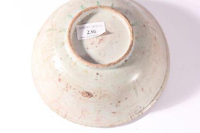 Coupe en porcelaine vert et rouge de fer...