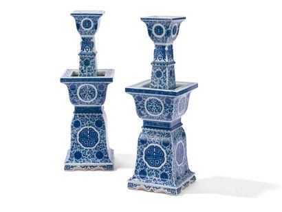 
Paire de bougeoirs en porcelaine bleu blanc...