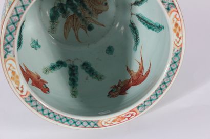 Bassin en porcelaine polychrome

Chine, XXème...