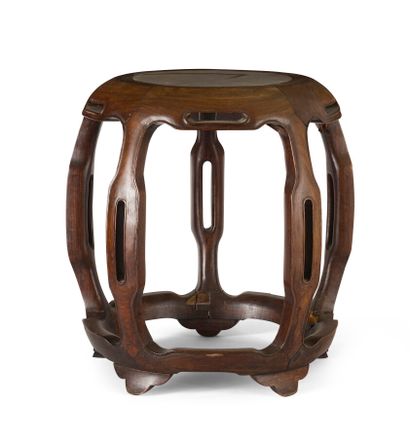 Paire de tabouret en bois huali et albâtre

Chine,...