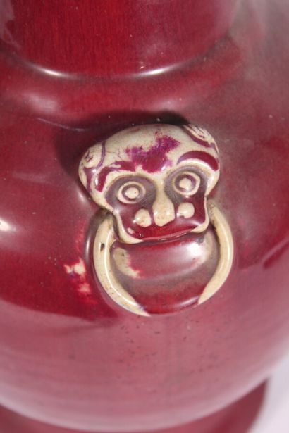 Vase en porcelaine rouge dit sang de boeuf

Chine,...