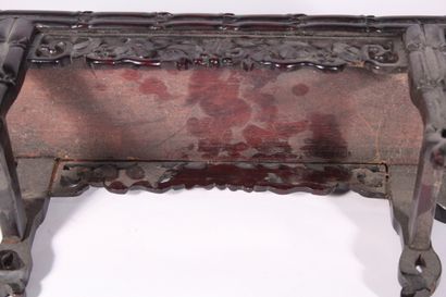 Petite table basse en bois sculpté

Chine,...
