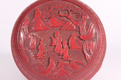 Boîte ronde couverte en laque rouge sculptée

Chine,...