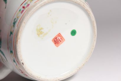 Théière en porcelaine polychrome

Chine,...