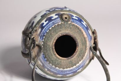 Pipe à eau en porcelaine bleu blanc

Chine,...