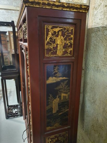 Armoire en bois laqué or et rouge

Chine,...