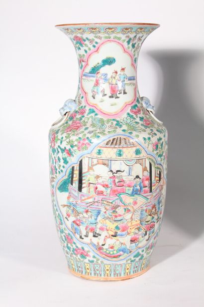 Paire de vases en porcelaine de Canton décor...
