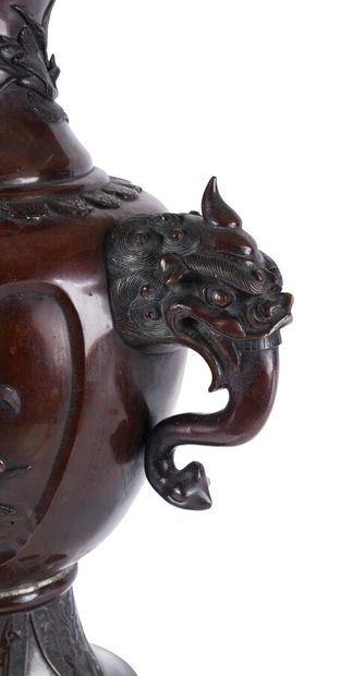 Grand vase en bronze

Japon, début du XXème...