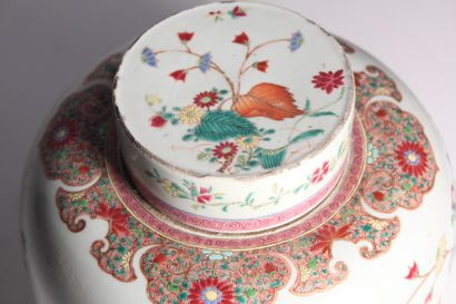 Pot à gingembre en porcelaine famille rose

Chine,...