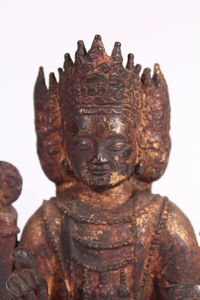 Statuette d'Avalokitesvara en fonte de fer...