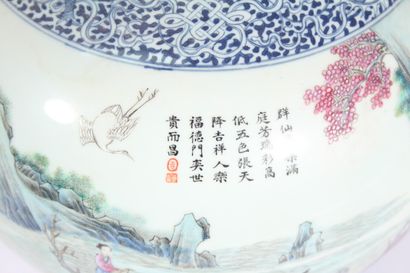 Vase Tianqiuping en porcelaine polychrome

Chine,...