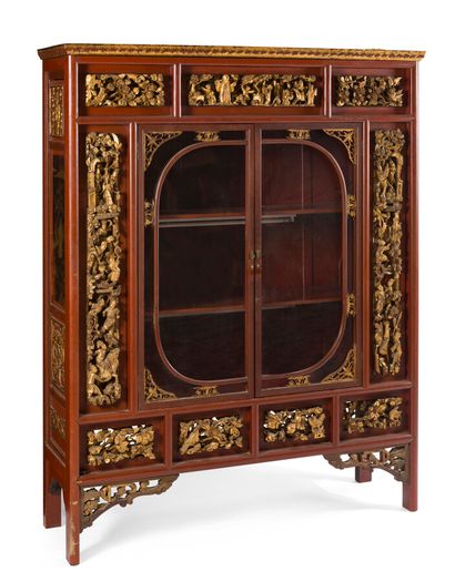 Armoire en bois laqué or et rouge

Chine,...