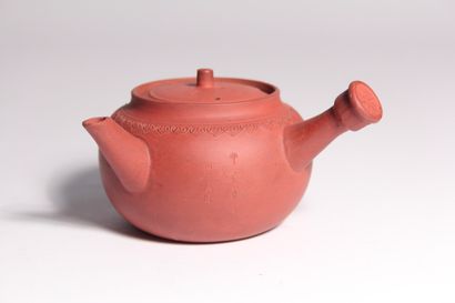 Théière en grès de Yixing

Chine, XXème siècle

Gravée...