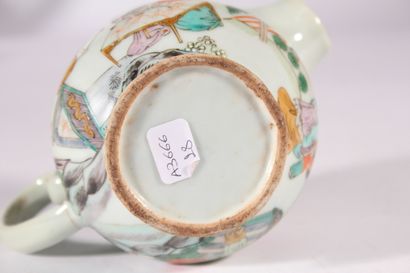Saucière en porcelaine de Canton 

Chine,...