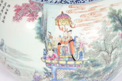 Vase Tianqiuping en porcelaine polychrome

Chine,...