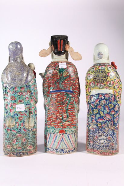 Trois statuettes en porcelaine polychrome

Chine,...