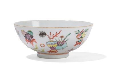 Trois bols en porcelaine bleu blanc et polychrome...