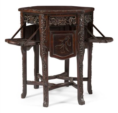 Table en bois sculpté

Indochine, XXème siècle

Hexagonale,...