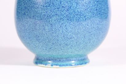 Vase en porcelaine monochrome bleu 