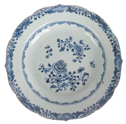 Six assiettes en porcelaine bleu blanc 

Chine,...
