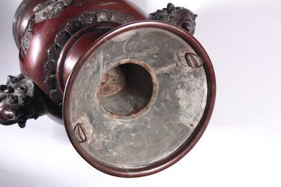 Grand vase en bronze

Japon, début du XXème...