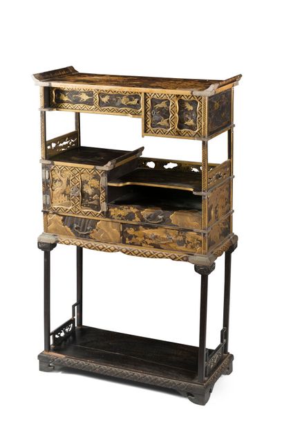 Petit meuble Shodana en bois laqué

Japon,...