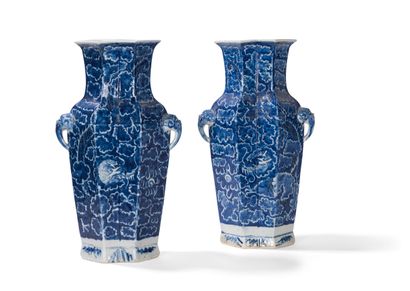 Paire de doubles vases en porcelaine bleu...