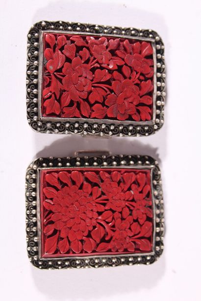 Boucle de ceinture en laque rouge sculptée...
