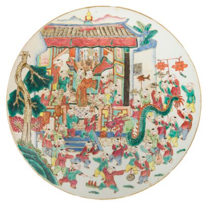 Trois plats en porcelaine famille verte et...