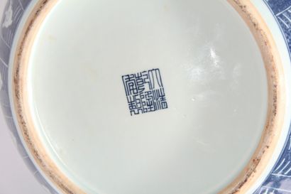 Vase Tianqiuping en porcelaine polychrome

Chine,...