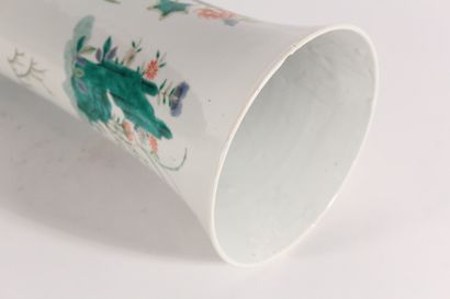Vase cornet en porcelaine famille verte à...