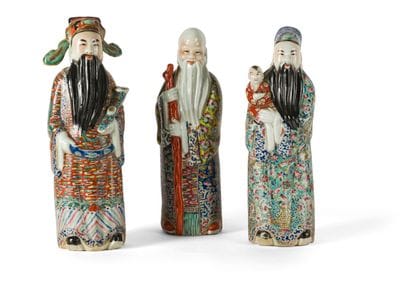 Trois statuettes en porcelaine polychrome

Chine,...