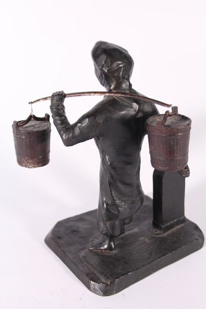 Groupe en bronze

Représentant une femme...