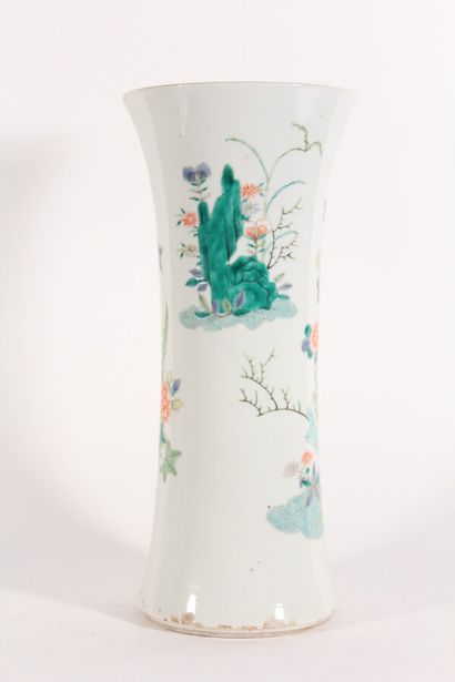 Vase cornet en porcelaine famille verte à...