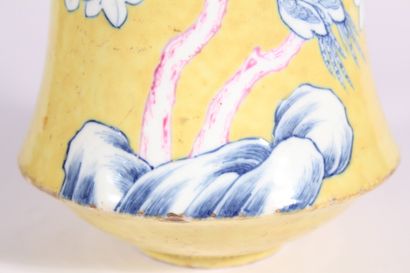 Bouteille tokuri en porcelaine à fond jaune

Japon,...