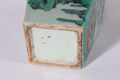 Vase en porcelaine polychrome

Chine, début...