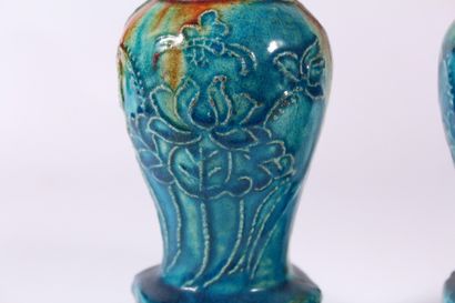 Paire de petits vases en grès émaillé turquoise...