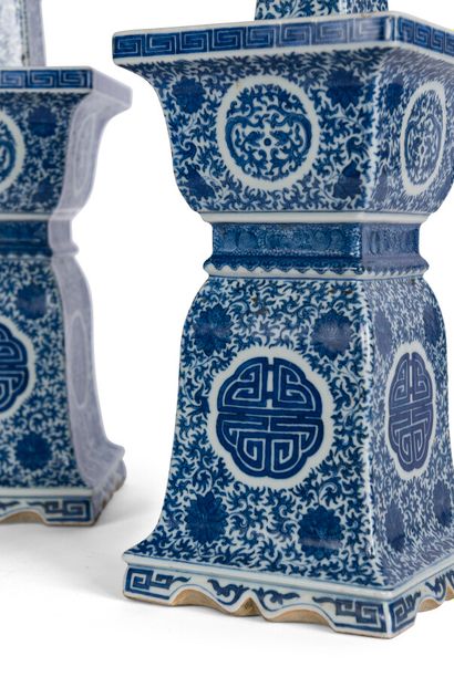 
Paire de bougeoirs en porcelaine bleu blanc...
