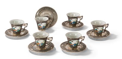 Six paires de tasses et soutasses en porcelaine...