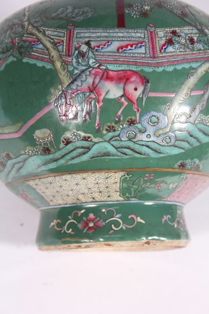 Vase en porcelaine polychrome 

Chine, XXème...