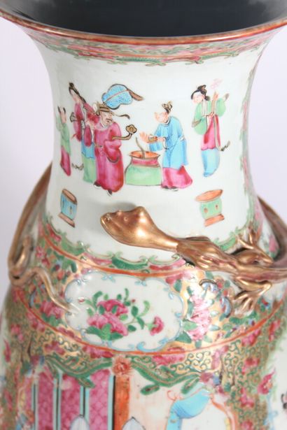 Paire de vases en porcelaine de Canton

Chine,...