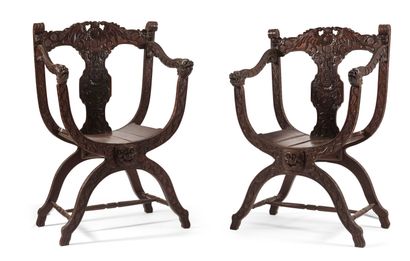Paire de fauteuils en bois exotique sculpté,...