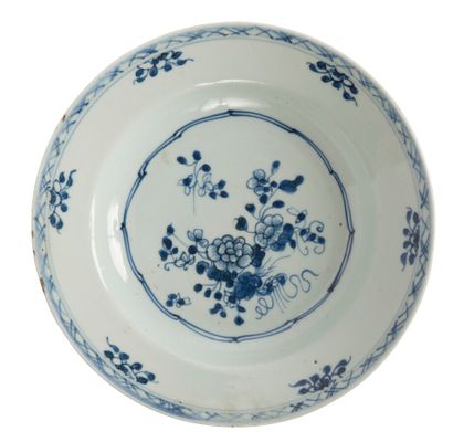 Six assiettes en porcelaine bleu blanc 

Chine,...