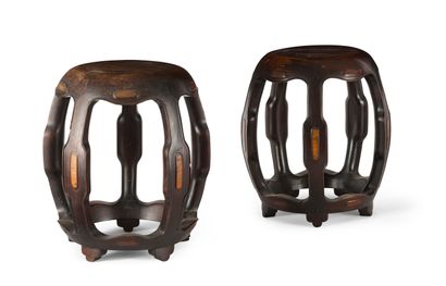 Paire de petits tabourets en bois sculpté...