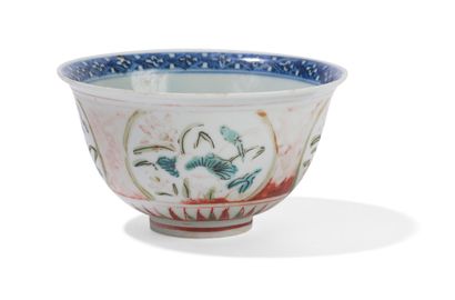 Trois bols en porcelaine bleu blanc et polychrome...