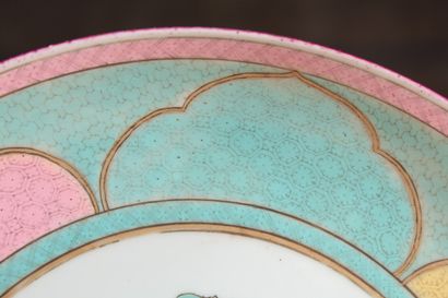 Assiette en porcelaine famille rose 

Chine,...