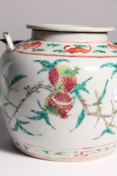 Théière en porcelaine polychrome

Chine,...