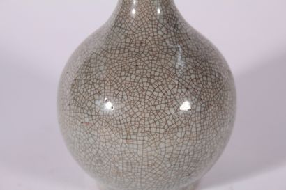 Vase en porcelaine craquelée

Chine, XXème...