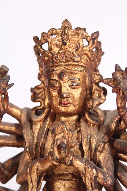Statuette d'Avalokitesvara en bronze laqué...