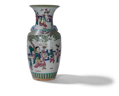 Vase balustre en porcelaine polychrome

Chine,...